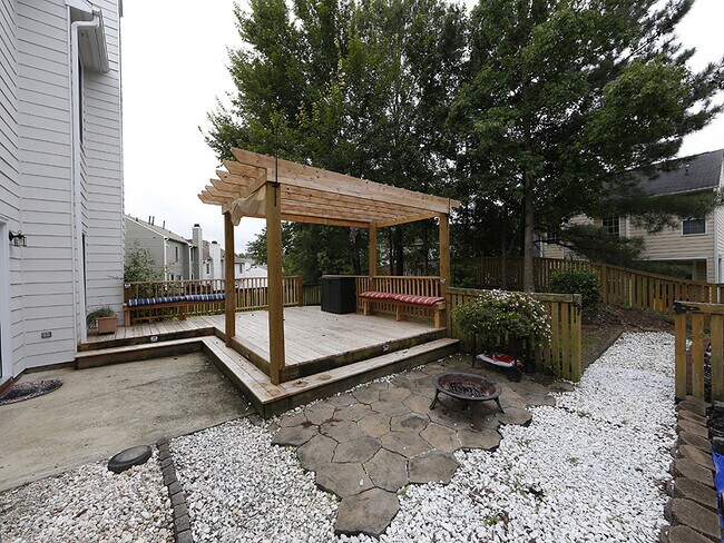Building Photo - 4 Bedroom Home in desirable Grove Park Com...