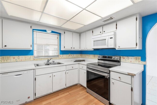 Building Photo - 2330 Caladium Rd