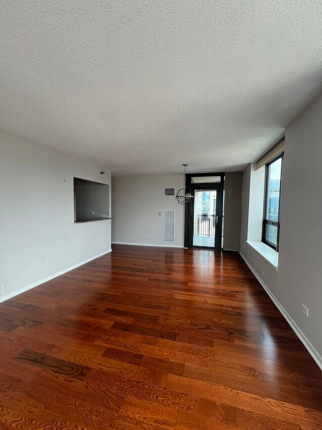 Building Photo - 400 N La Salle Dr