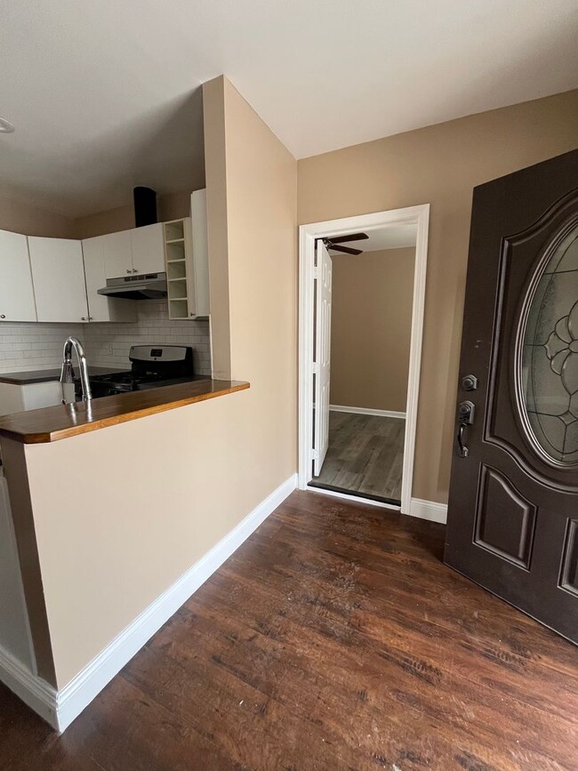 Building Photo - 3 Bedroom 1.5 Bath Back house