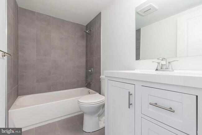 Full Bathroom 2 - 125 Markle St