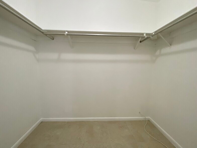 Building Photo - 513 SE 24th Ave