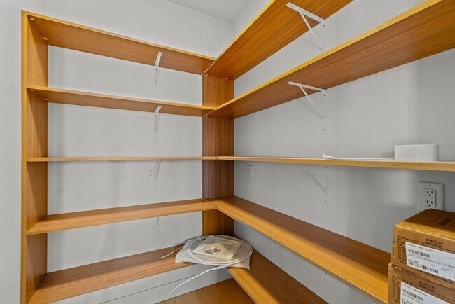 Building Photo - Exquisite Town home living: Bends desirabl...