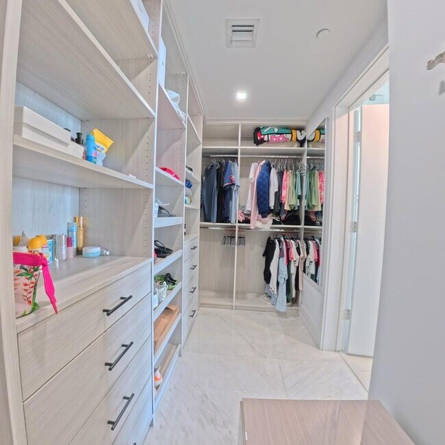 Building Photo - 650 NE 32nd St