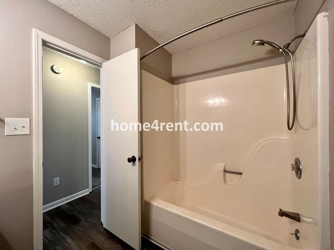 Building Photo - Wonderful Northland Home w/ an Updated Kit...