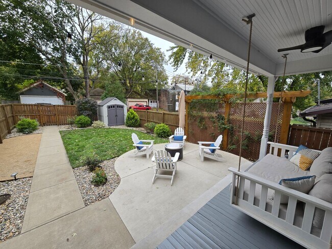 Building Photo - Updated HISTORICAL Downtown Home w/fenced ...