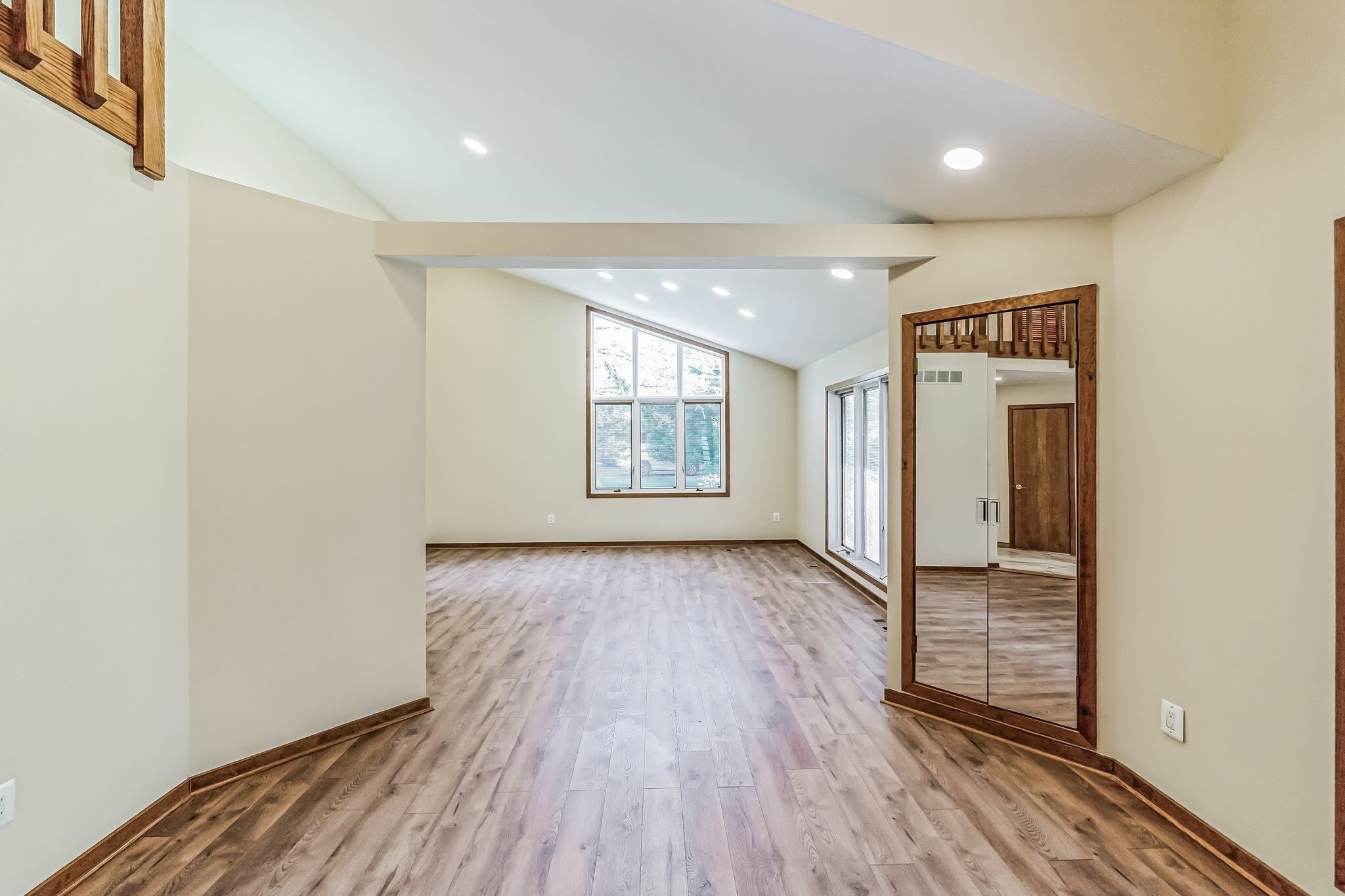 Building Photo - 468 Long Ln