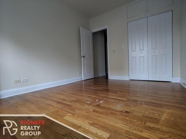 Building Photo - 736 W Addison St