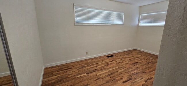 Building Photo - Well Maintained, Centrally Located 3 Bedro...