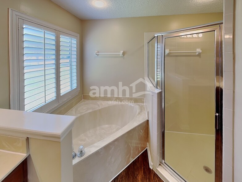 Building Photo - 14021 Golden Eagle Dr