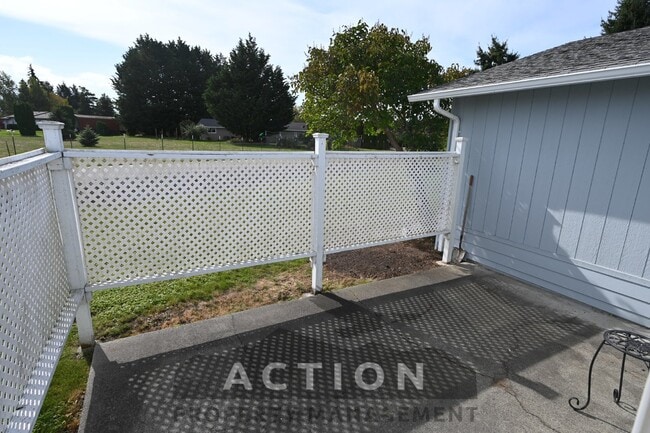 Building Photo - 2 bed, 2 bath, 1 car garage- water, sewer,...
