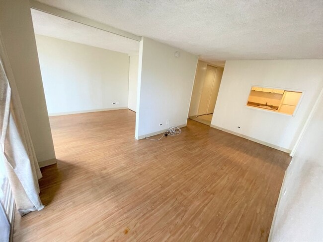 Building Photo - 2 Bedroom, 2 Bathroom w/ AC & INCLUDES ELECTRICITY Available Now!