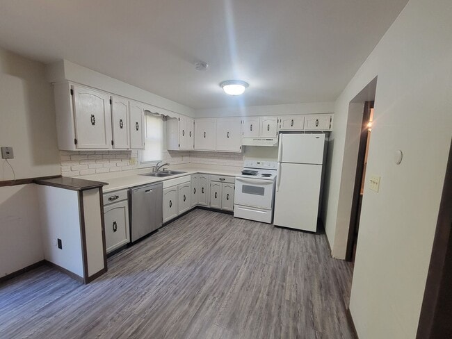 Building Photo - COMING SOON! 2 Bed, 1.5 Bath Duplex!