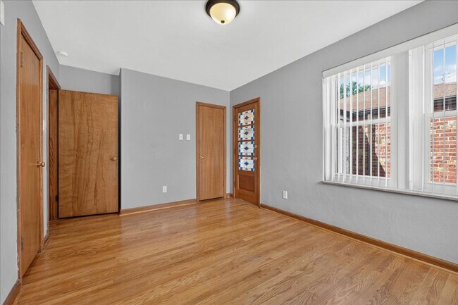Building Photo - 5907-5909-5909 Jamieson Ave