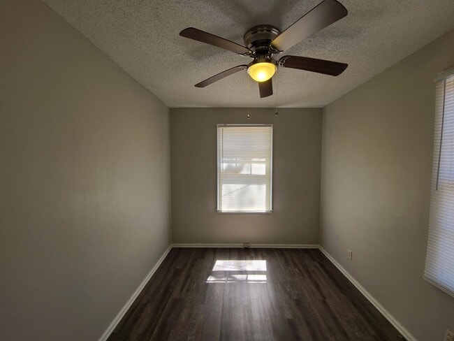 Building Photo - 2 bedroom 1 bath house w/ bonus room off G...