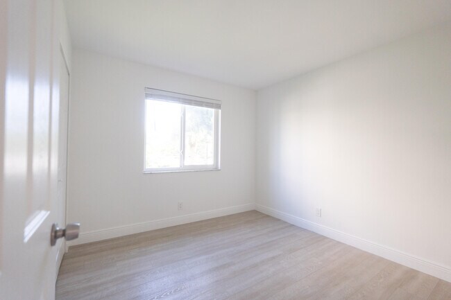 Building Photo - 2108 S Cypress Bend Dr