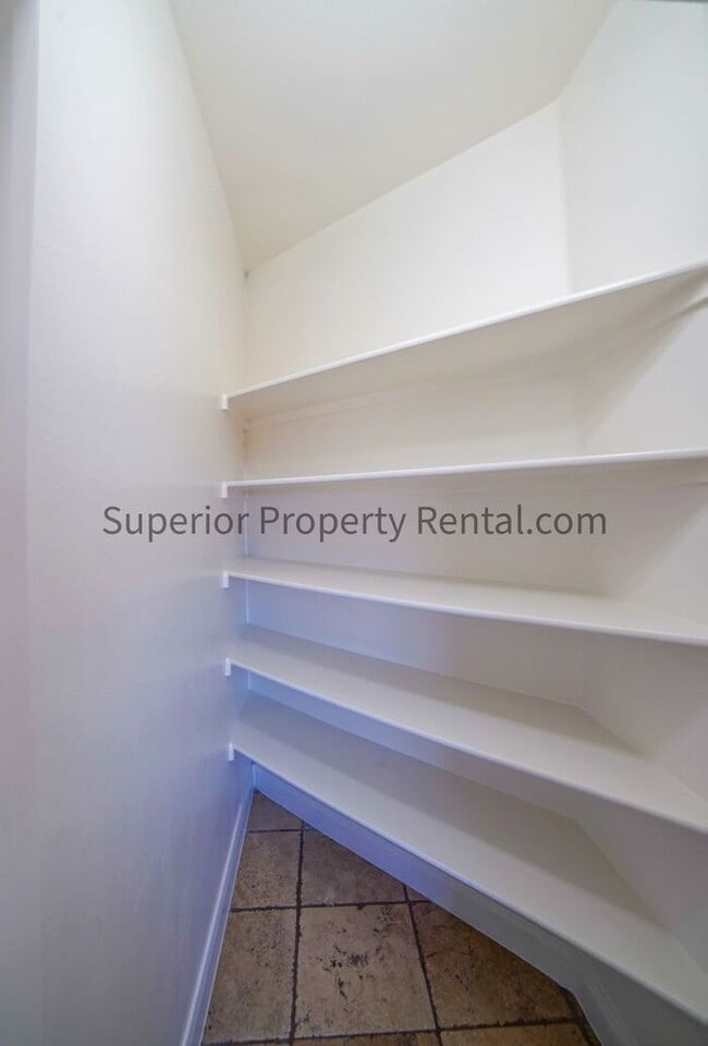 Building Photo - 3 bed, 2.5 bath townhouse with new paint and carpet