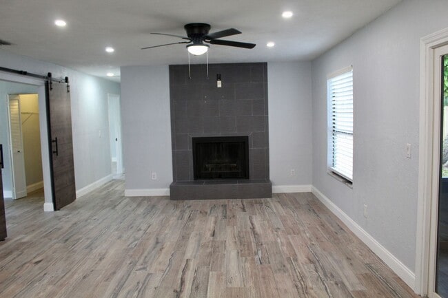 Building Photo - Port Orange Charming 5-Bedroom, 2-Bathroom...