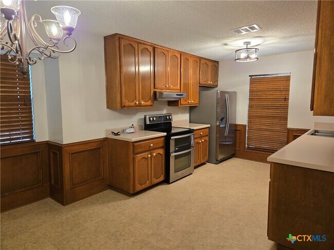 Building Photo - 776 Country Club Dr
