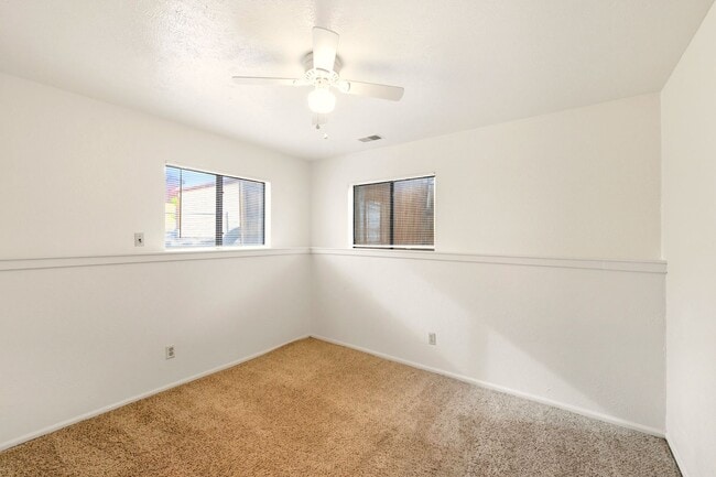 Building Photo - Available Immediately! 2 Bed 1 Bath in Denver