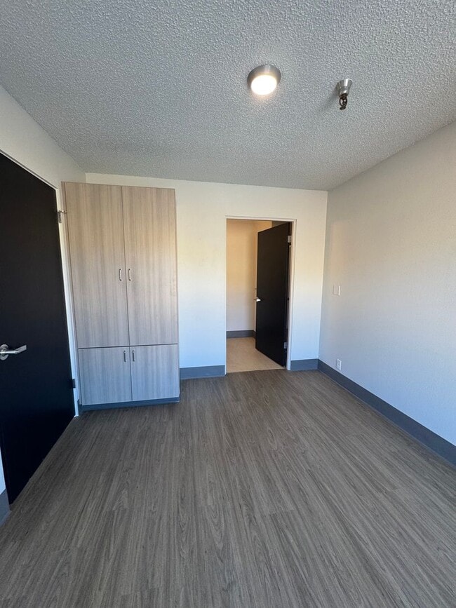 Building Photo - Ideal roommate setup: 2-bedroom, 2-bath unit.  Both bathrooms are ensuite  - ALL UITILITIES INCLU...