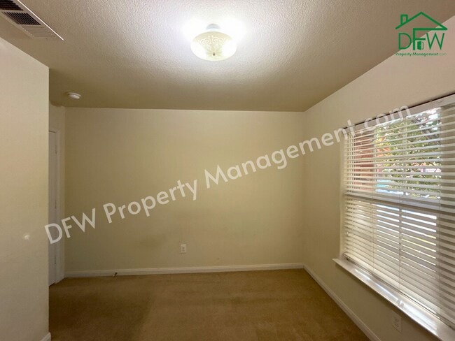 Building Photo - 10009 Iron Ridge Dr