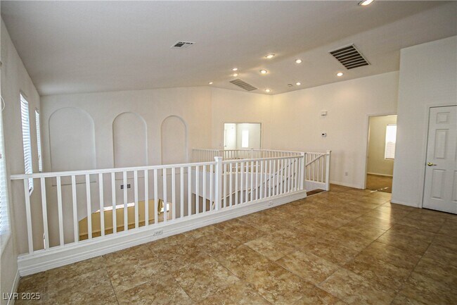 Building Photo - 179 Flying Hills Ave