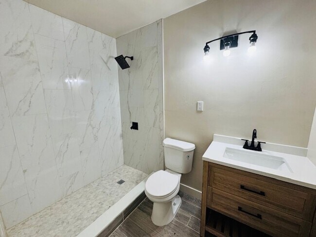 Building Photo - Gorgeous Remodeled 4+2 - $3100