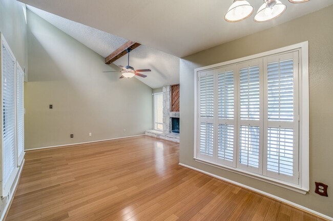 Building Photo - 2 Bedroom/2 Bath Woodmont Townhomes