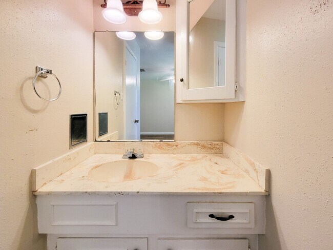 Building Photo - NICE 3 BEDROOM 2 BATH LEASE HOME IN SPRING...