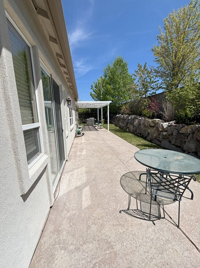 Building Photo - Sprawling Home Near UNR - One Level Living with 4 Beds - 3 Baths - 3 Car Garage