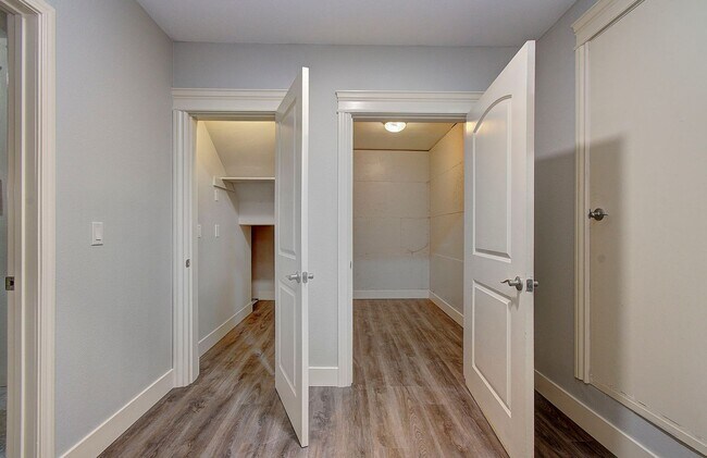 Building Photo - Beautiful 2 Story Town Home - Riverview Terrace Washougal!
