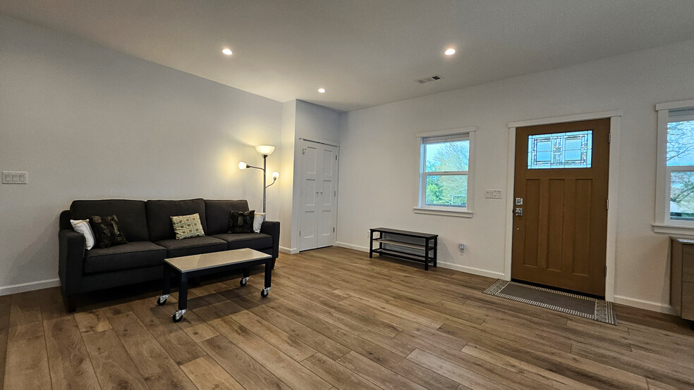 Living room - 882 B St