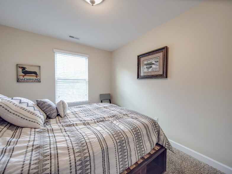 Building Photo - 5657 Tipperlinn Way