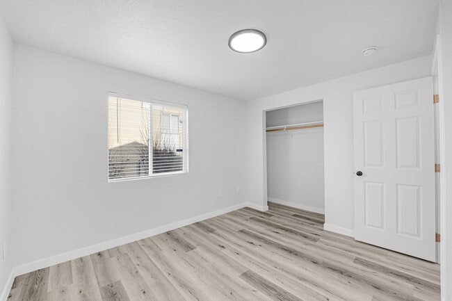 Building Photo - Newly Remodeled Mission Park Apartment!