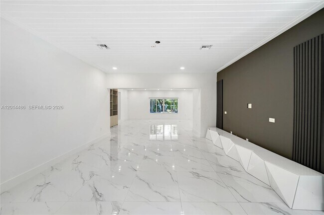 Building Photo - 711 Sunset Dr
