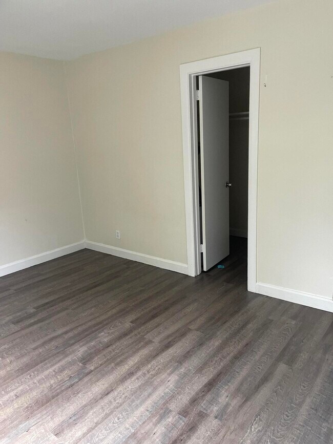 Building Photo - 1500 Crescent Cir