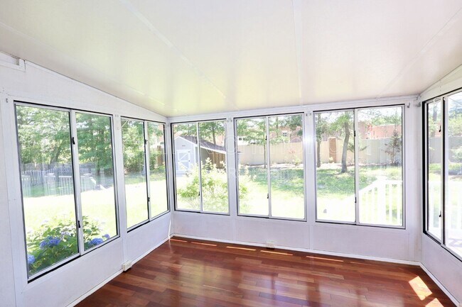 Building Photo - 9713 Pampas Dr