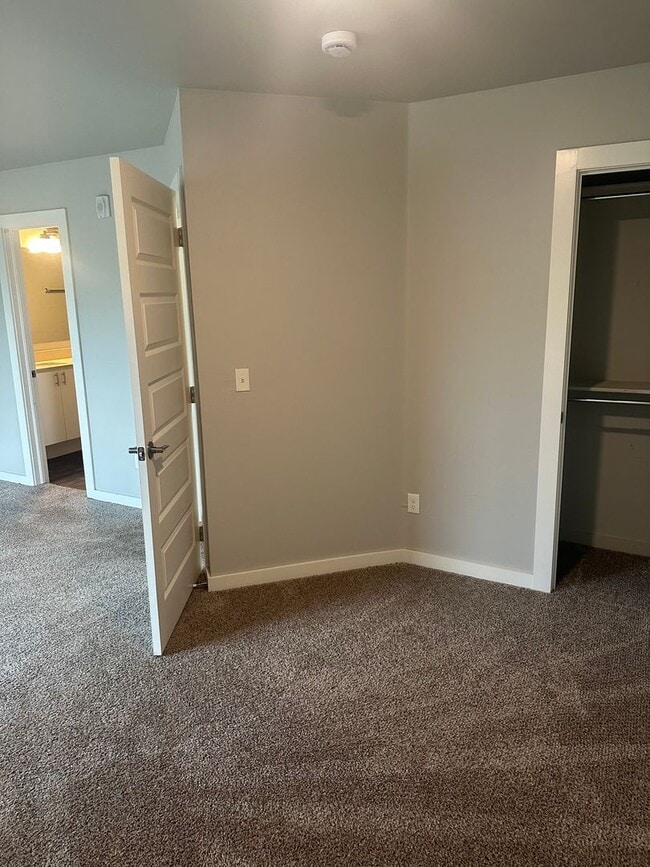 Building Photo - 3 Bedroom Townhome with ALL APPLIANCES at a great price!!