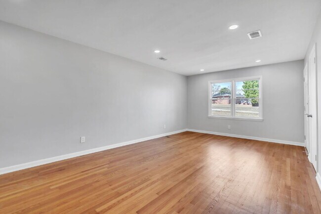 Building Photo - 2BR/1BA Townhome with Granite Countertops & Carport $1350/mo rent