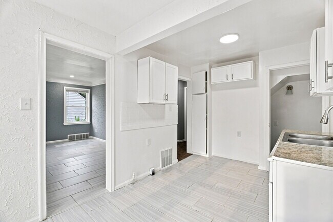 Building Photo - 8650 Greenview Ave