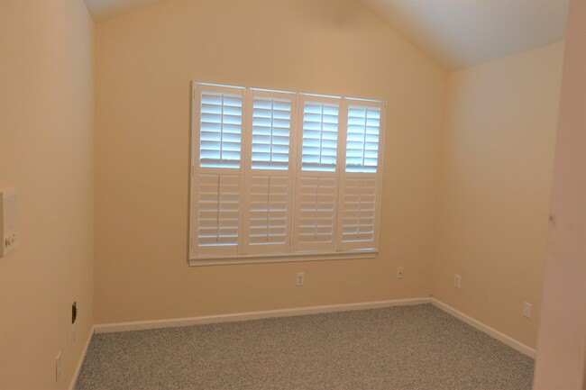 Building Photo - 303 Heritage Club Dr