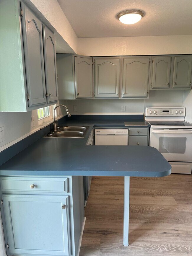 Building Photo - Lake Bentley Shores Condo for Rent | 2 Bed | 2 Bath