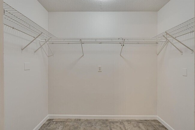 Building Photo - Amazing 4 bedroom 3 bathroom for rent!