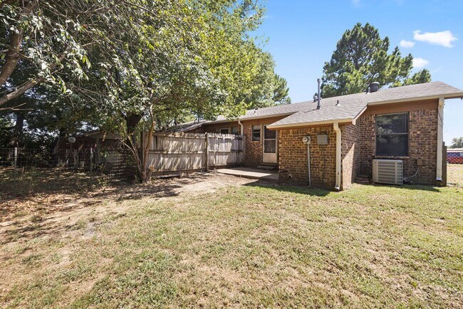 Building Photo - Cute Townhome