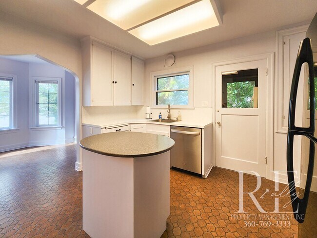 Building Photo - Waterfront Tudor | Private, Vintage Charm with Casita