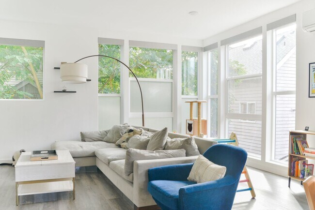 Building Photo - Modern 3 bed/ 2.5 bath townhome in Ballard!