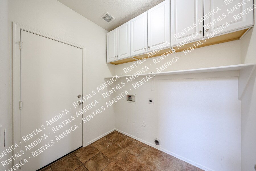 Building Photo - 14300 W Weldon Ave