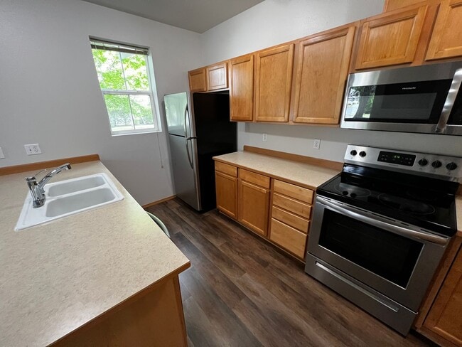 Building Photo - DuPont, end unit, 3 bedroom, 2.5 bath Townhome