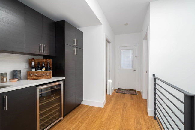 Building Photo - 1003 S 17th St